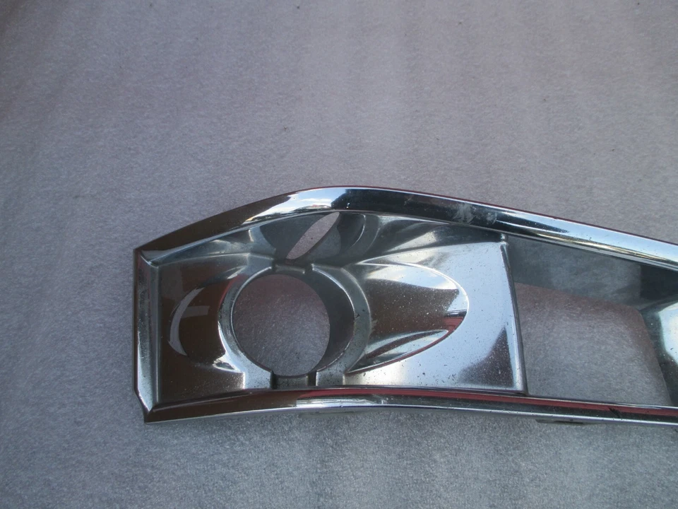 Cadillac CTS 2009 faro antiniebla delantero bisel lado derecho cromado 10 11 12 13 OEM 15904575 Foto 2 de 4