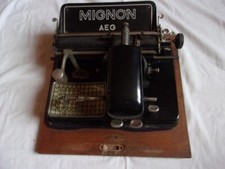 Machine à écrire ancienne Mignon AEG