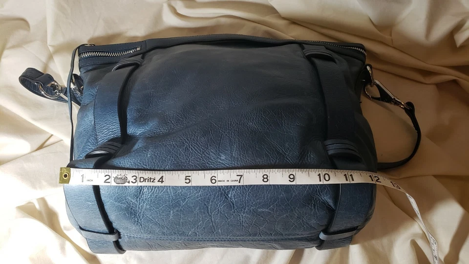 Bolso de hombro She + Lo de cuero azul Hobo Satchel - Venta de muestra nuevo con defecto Foto 4 de 4