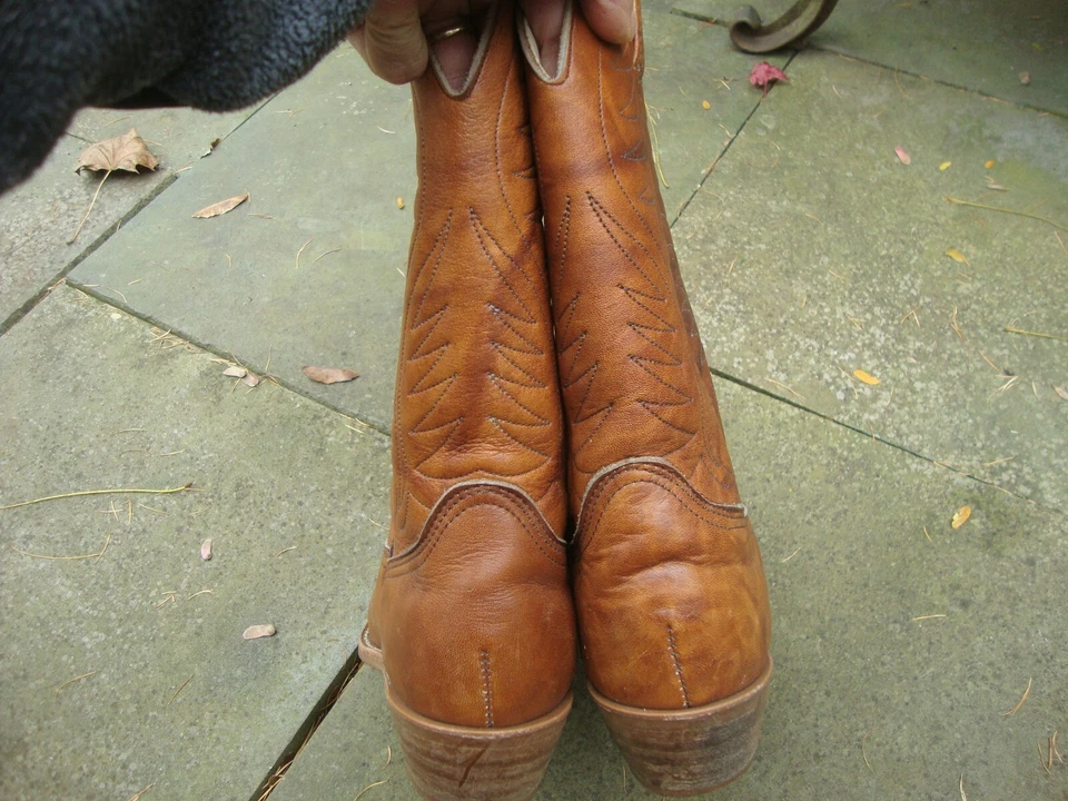 Bonitas botas de vaquero DEXTER de cuero carmelo quemado para hombre 8 WW 13,5" de alto. Foto 3 de 4