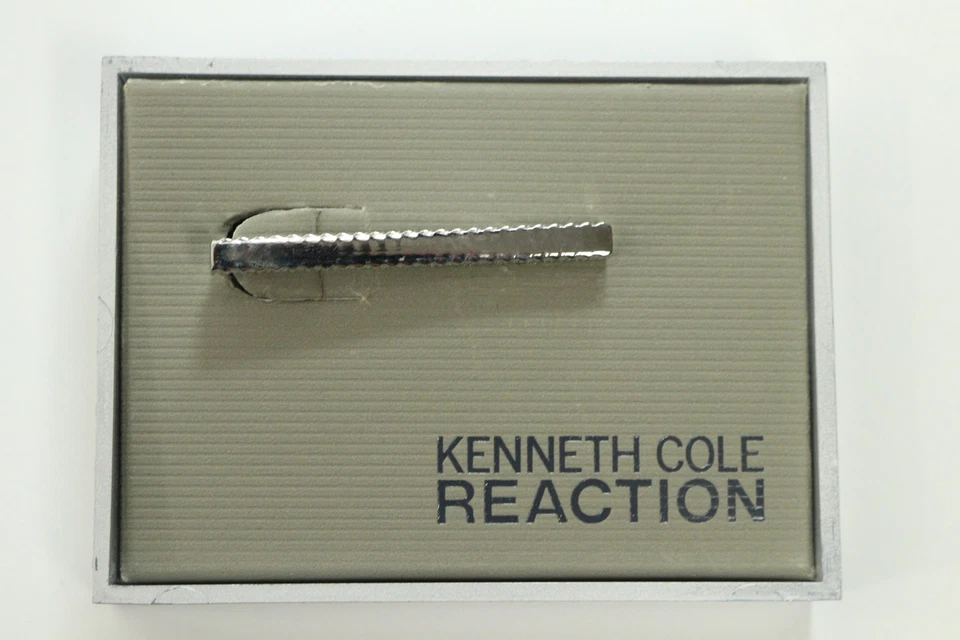 Nuevo clip de barra de corbata plateado Kenneth Cole Reaction de $32 para hombre  Foto 3 de 3