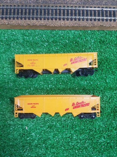 (2) Bachmann HO Union Pacific 4 Bay Hopper UP 518125 - Picture 10 of 10