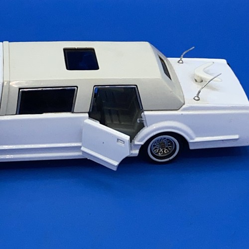 Preowned WHITE LINCOLN CONTINENTAL LIMOUSINE 1:32 MAJORETTE - 第 4/12 張圖片