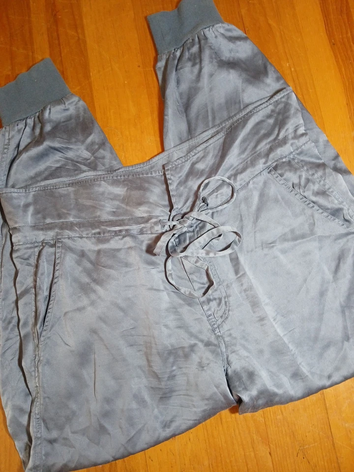 Pantalones de chándal Rich & Skinny para mujer medianos de seda azul pizarra puños acanalados bolsillos Foto 2 de 4