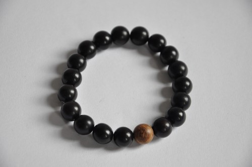 Handgefertigtes Perlenarmband für Damen und Herren - 10 mm schwarze Holzperlen