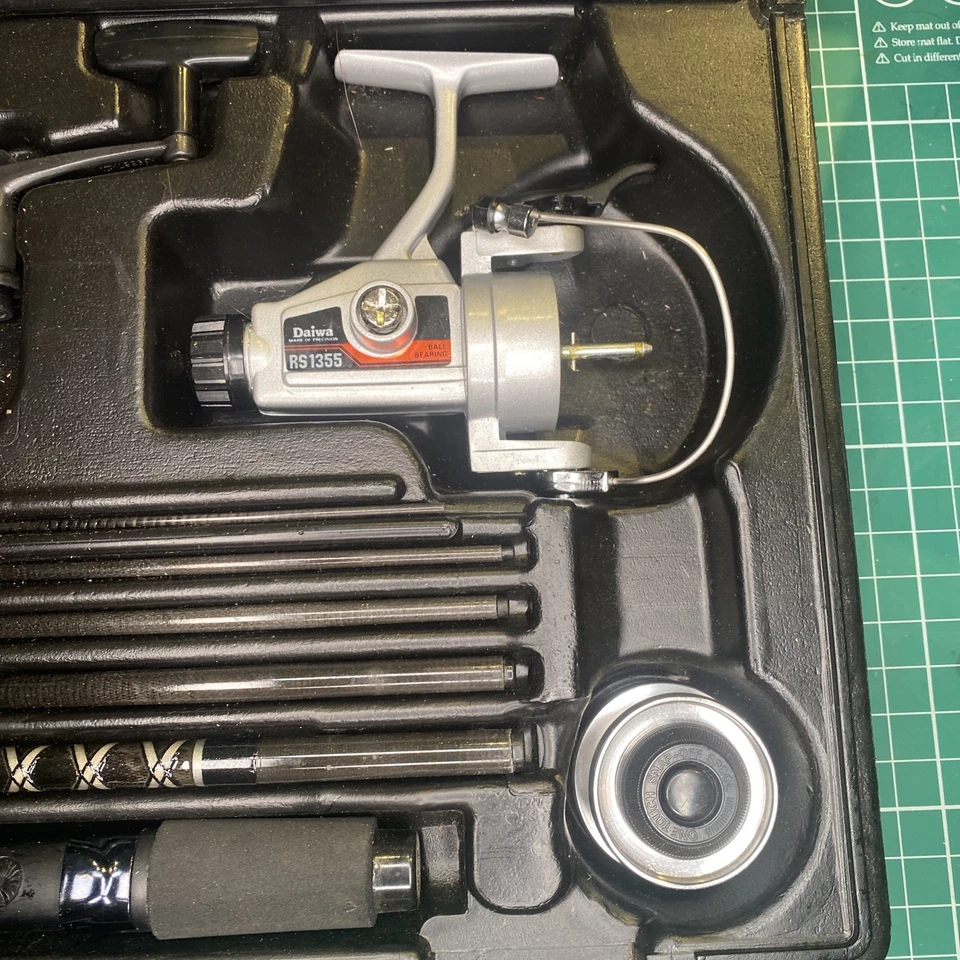 Paquete de viaje ejecutivo Daiwa caña de pescar y kit de carrete giratorio Foto 3 de 4