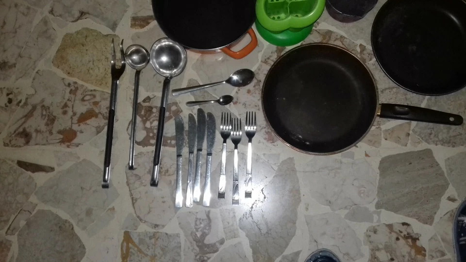 Set di pentole padelle piatti bicchieri posate mestoli ecc. - Immagine 4 di 4