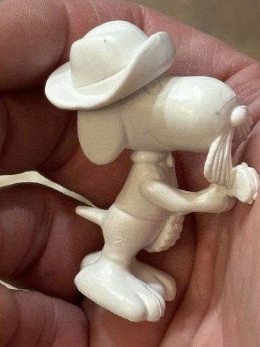 2 Peanuts Snoopy Spike Banjo PVC Figures United Feature Hong Kong White Beauty! - Picture 3 of 6
