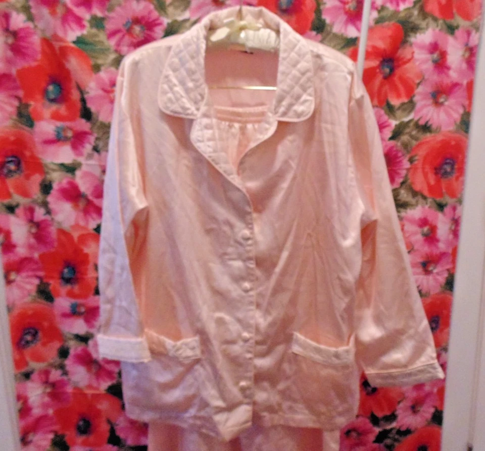 Conjunto de pijama Charter Club de colección rosa satinado acolchado cuello, puños, ribete de bolsillo - talla L Foto 2 de 4