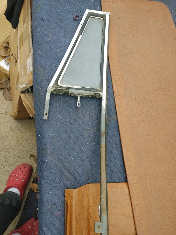 MERCEDES W111 220SE 250SE 280SE CUPÉ, PUERTA LATERAL DERECHA VENTANA VENTILACIÓN CROMADA Foto 3 de 4