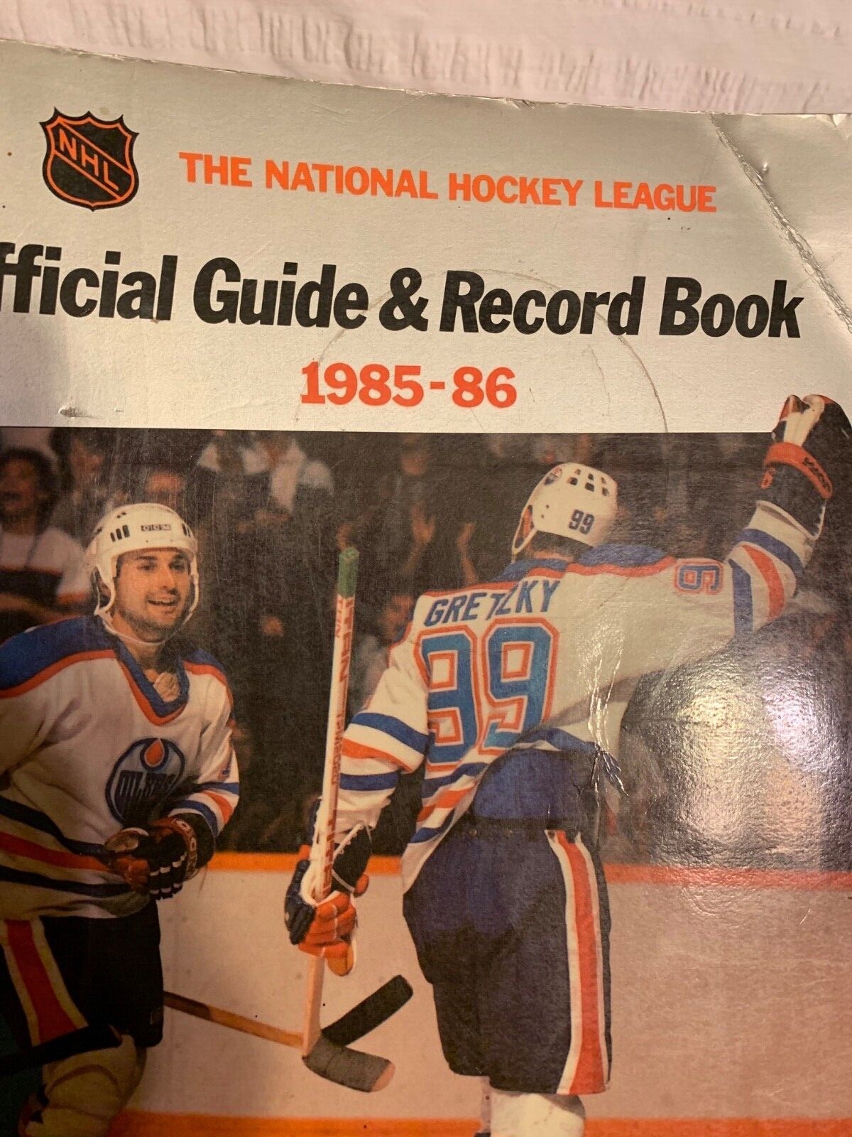 198586 NHL Official Guide and Record Book Wayne Gretzky and Coffey on