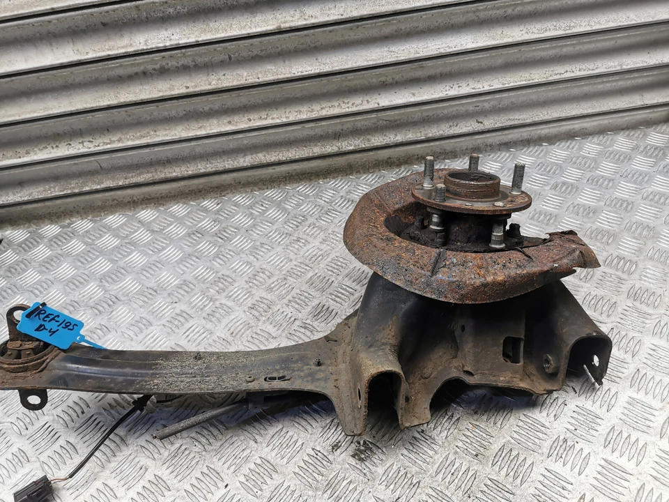 VOLVO V40 MK2 WHEEL HUB KNUCKLE REAR LEFT PASSENGER SIDE 31314456 2016 - 2019 - Image 2 of 4