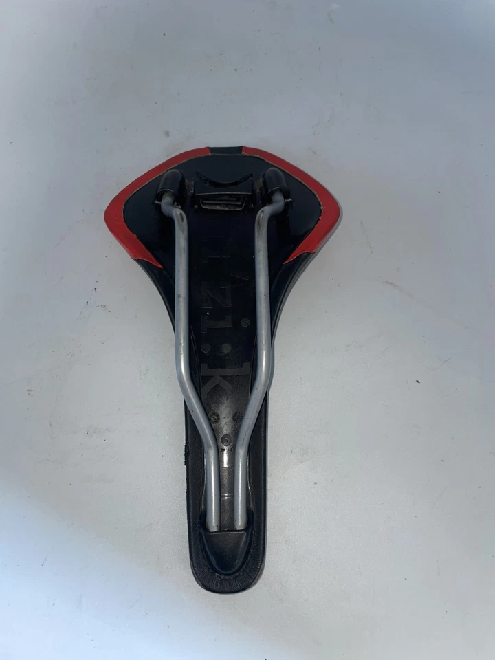 Sillín Fizik Antares 141 mm rieles K:ium negro/rojo edición Team Foto 2 de 3