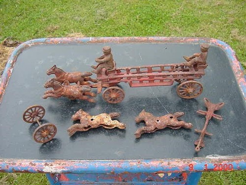 ORIGINAL ANTIKER GUSSEISERNER PFERDEGEZOGENER FEUERWEHRWAGEN SPIELZEUG MIT FAHRERN & EXTRAS