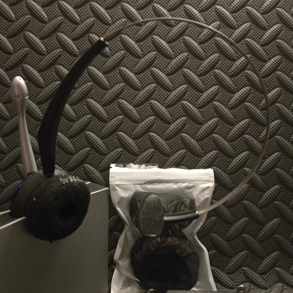 GN Netcom Wireless Office Headset with Base & AC Adapter Extra Ear Pads - Image 2 of 4