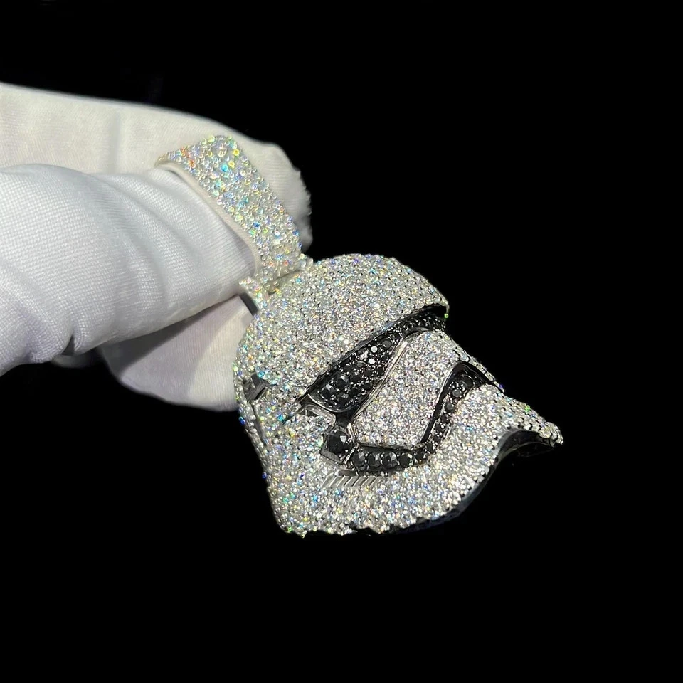 Colgante de hip hop de ónix creado en laboratorio de corte redondo de 6,00 quilates para hombre acabado en oro blanco de 14 quilates Foto 3 de 4