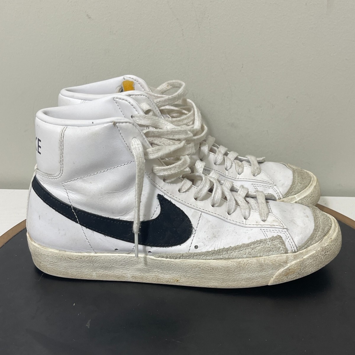 Nike Blazer Mid 77 Men Size 10.5 US White Black Training  display picture 2