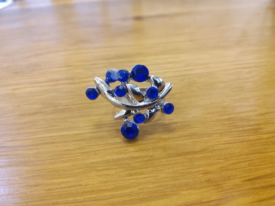 Totalmente nuevo anillo ajustable tono dorado con cristales azul zafiro Foto 4 de 4