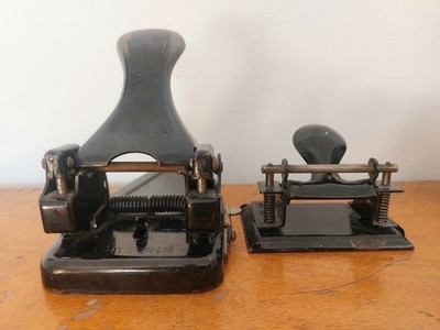 Locher Leitz groß und klein schwarzes Metall 30er 40er Vintage Büro