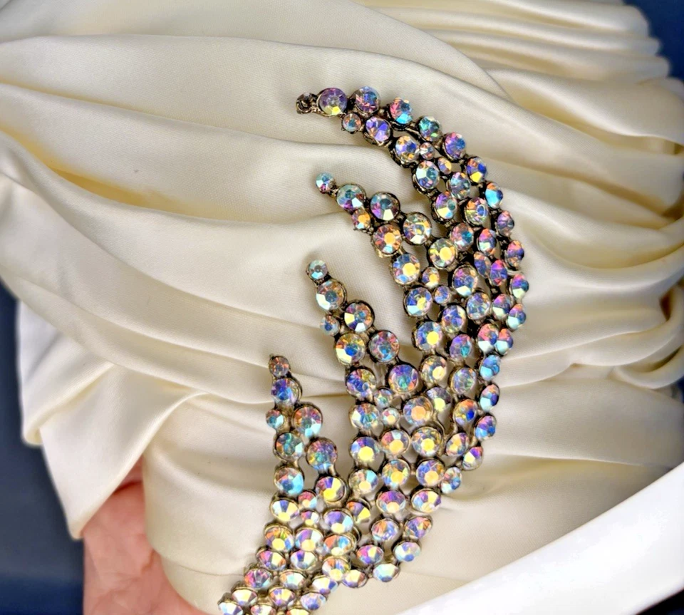 Sombrero turbante broche diamantes de imitación marfil marfil G. Howard Hodge años 60 vintage 22" Foto 4 de 4