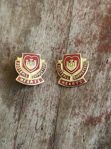 HEART OF MIDLOTHIAN FC 2 x SUPPORTERS CLUB VINTAGE SAMMLERSTÜCK Fußball Abzeichen