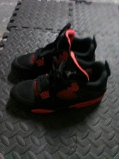 Air Jordan 4 Men's Size 9.5 Retro Thunder Red Slightly Worn