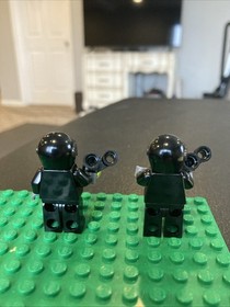 2 X LEGO Space Skull Minion minifigure Space Skulls 10192 sp085sb Gun RARE Lot