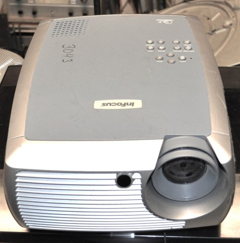 INFOCUS X2 LCD DIGITAL PROJECTOR GOOD BULB NEEDS SOME REPAIR SCHOOL SURPLUS - 第 1/2 張圖片