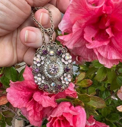 Collier chaîne pendentif cristal tchèque plaqué or tons rose filigrane 62 cm - Photo 2/4
