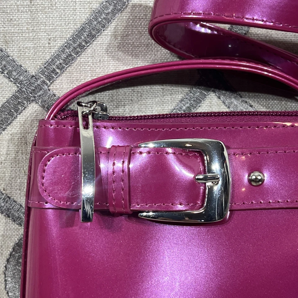 Bolso Beijo Rosa Bandolera Hebilla Bolso Plateado Herrajes Cierre de Cremallera Correa Ajustable Foto 4 de 4