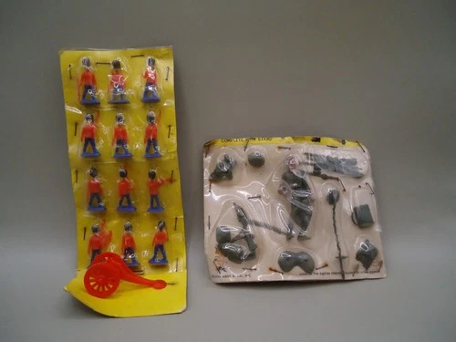 Vintage Louis Marx Army Soldiers W/ Combat Accessories and soldiers on card