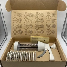 The Pampered Chef Cookie Press with all 16  Discs (#1525)