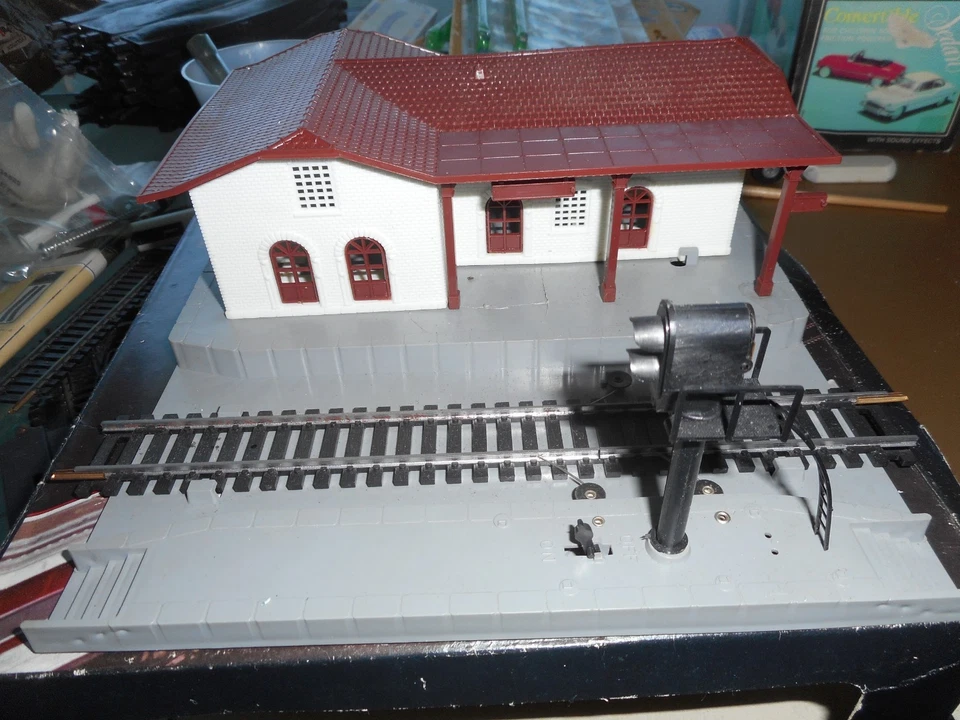 LIMA SCALA H0  STAZIONE CON SEMAFORO ART. 046 COND. BUONE/OTTIME CON SCATOLA - Immagine 3 di 4