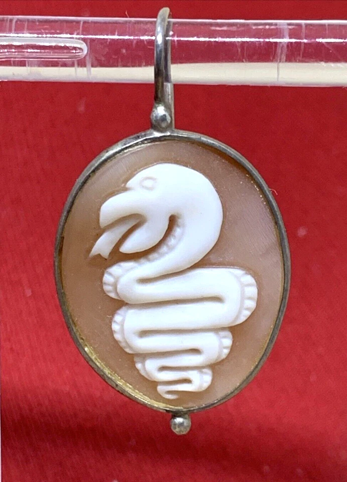 ORECCHINI PENDENTI CAMMEO DI CONCHIGLIA E MONTATURA ARGENTO 800 SERPENTE INCISO - Immagine 2 di 4