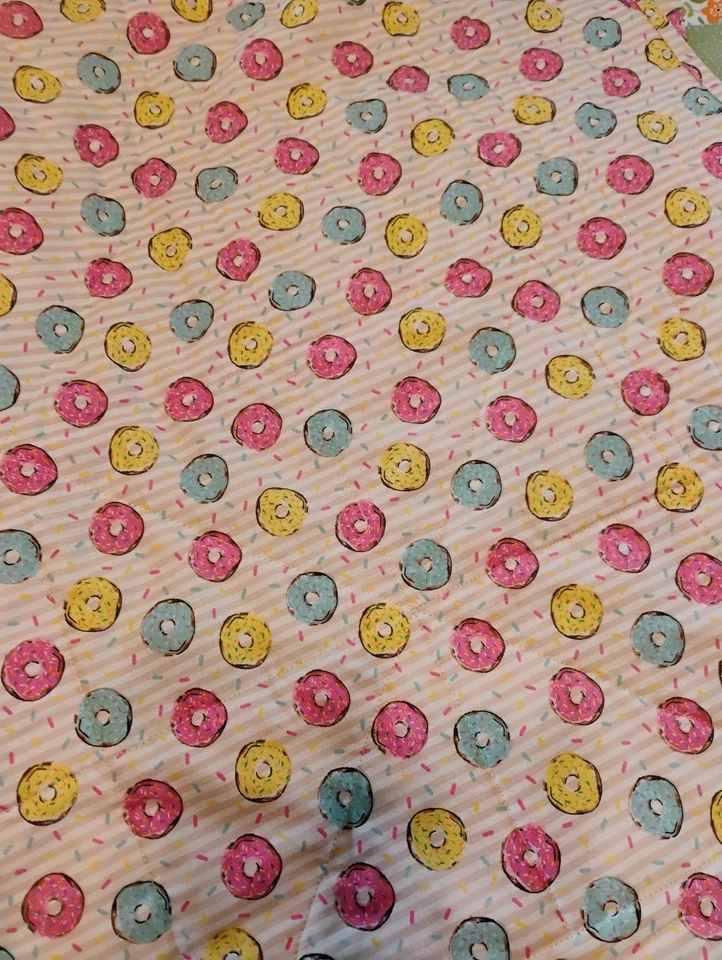 Edredón acolchado hecho a mano rosa y amarillo para bebé niña Foto 4 de 4