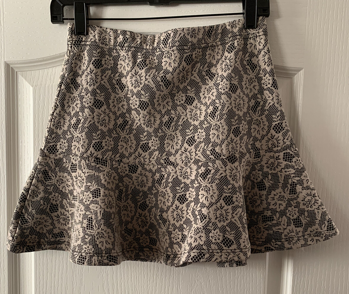 Forever 21 ~Floral Lace Print Fluted Mini Skirt ~Black Tan ~Size