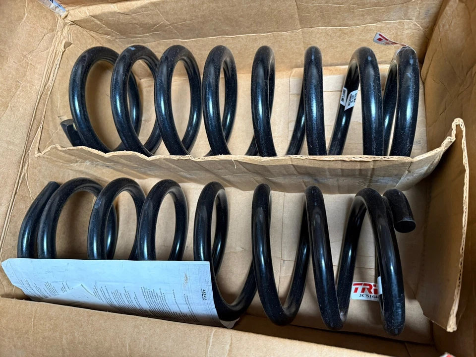 Juego de muelles helicoidales delanteros TRW 81324 | Se adapta a Dodge Ram 3500 04-07 Foto 2 de 3