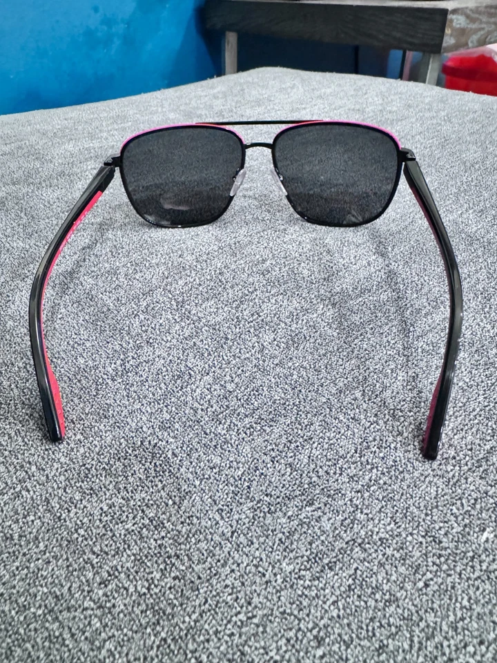 Gafas de sol Prada, montura negra con detalles rojos. Usado pero en perfecto estado Foto 3 de 4