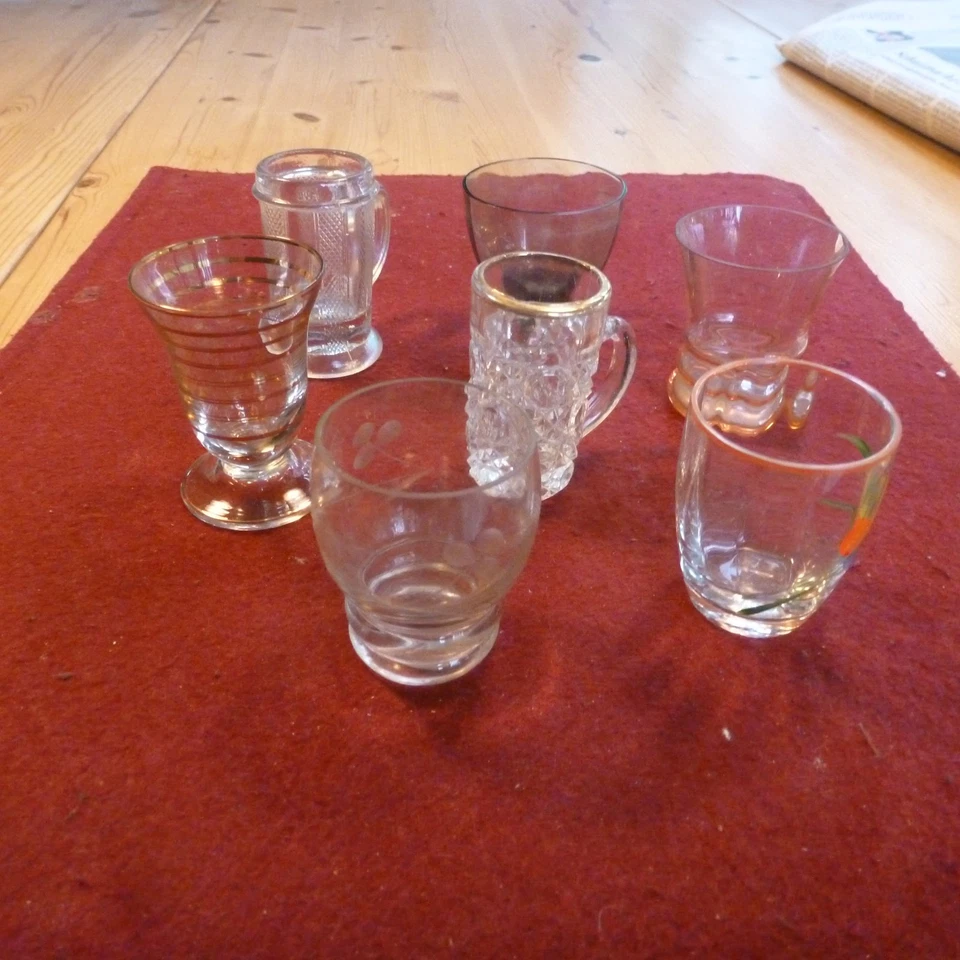 Konvolut 7 alte Schnapsgläser Pressglas - Bild 3 von 4