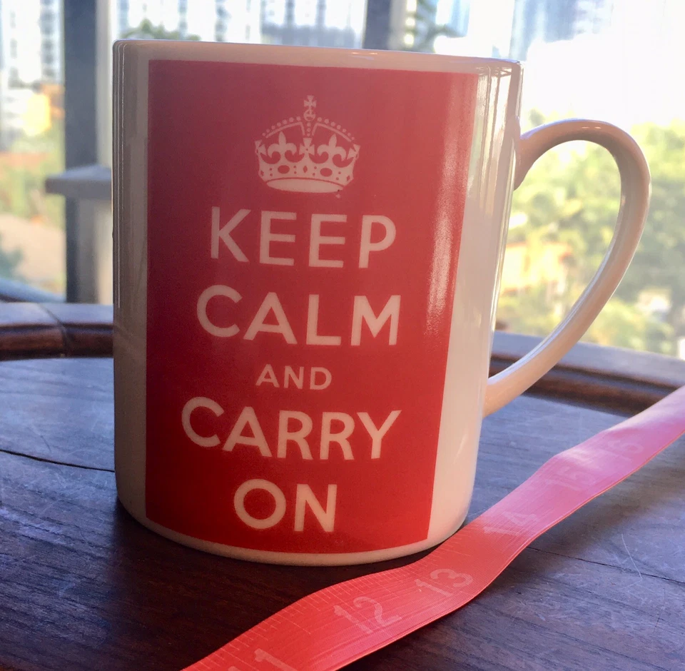 Taza de porcelana Keep Calm And Carry On Foto 2 de 3