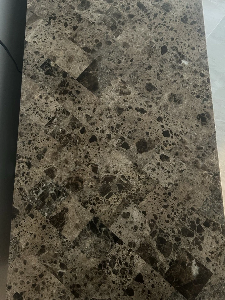 Suporte de TV de madeira com tampo de mármore e portas de vidro - Imagem 3 de 4