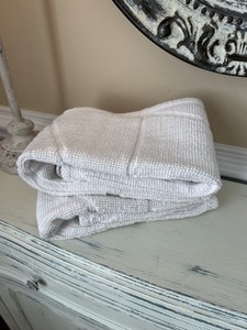West Elm Sculpted Triangle Bath Mats (2) 20”x34” White PRE-OWNED READ