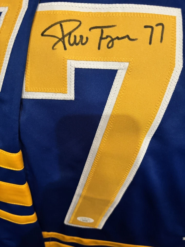 CAMISETA FIRMADA POR PIERRE TURGEON AUTO BUFFALO SABLES CON PATIO 2023 certificada por la JSA Foto 2 de 4