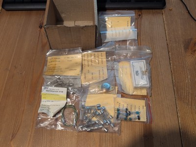 Vintage IBM Sicherungen Bits in Ersatzteilbox Mainframe 360 ? Sicherungen - Teile