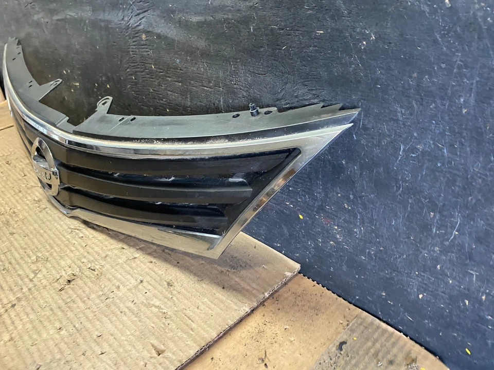 Nissan Versa 2010-2012 hatchback parrilla superior delantera mercado de accesorios S5870 DG Foto 2 de 4