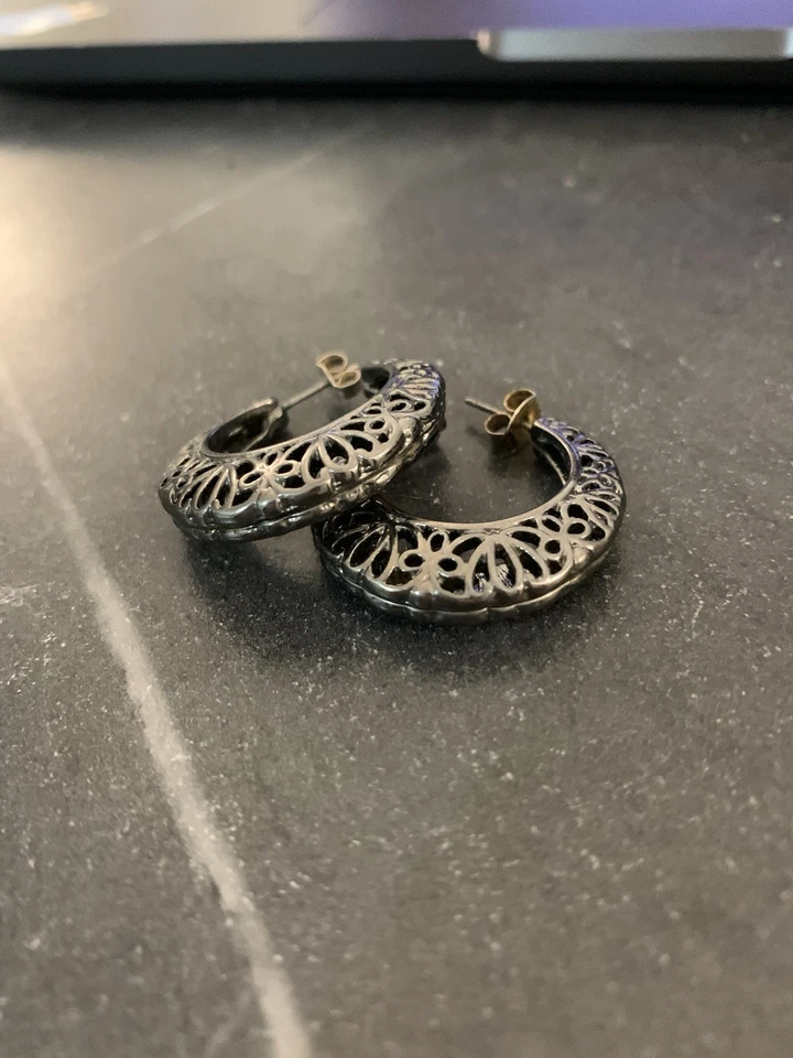 灰色金属环状耳环带雕刻花卉细节,直径 1.2 英寸 — 第 2/2 张图片
