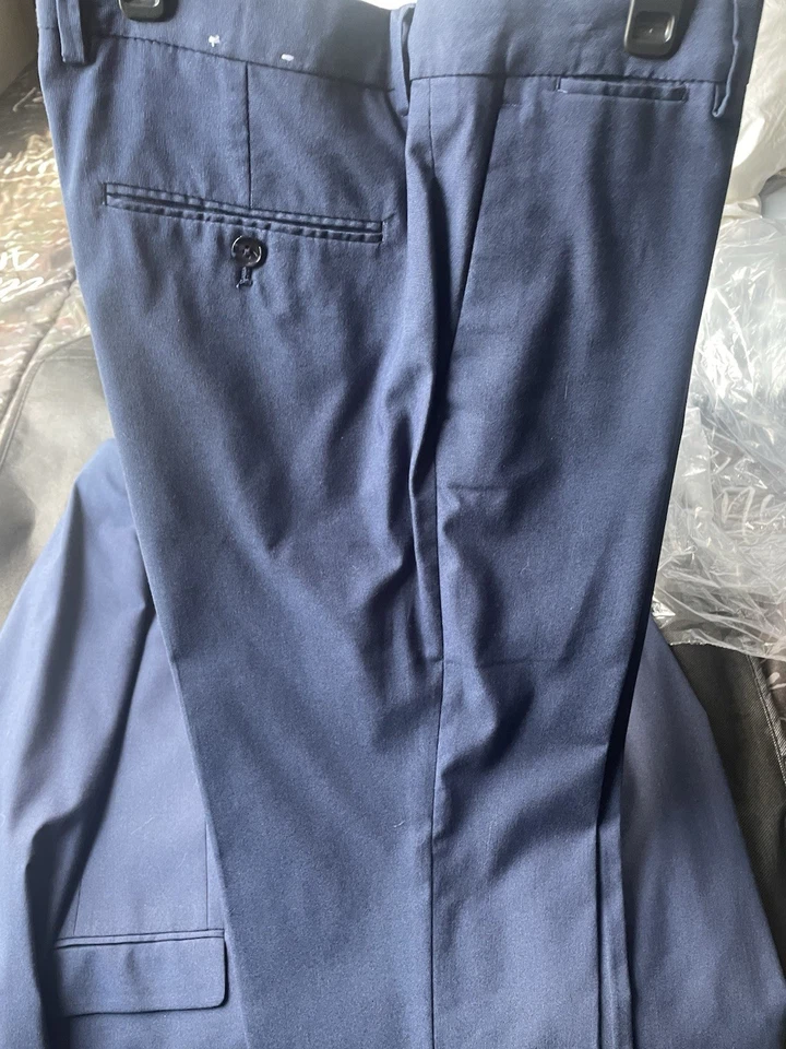 Traje pequeño azul marino para hombre Foto 3 de 4