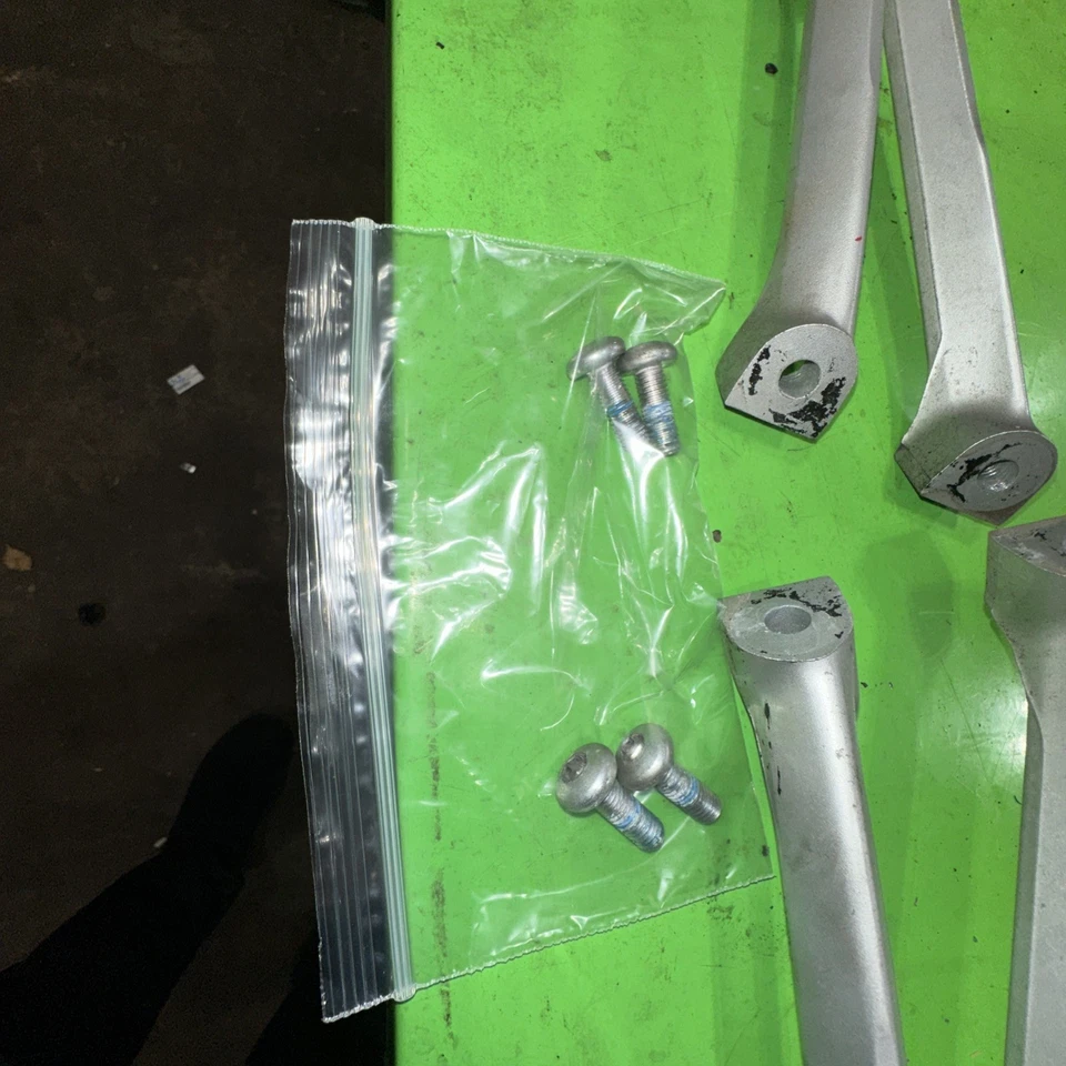 Soporte reposapiés trasero pasajero para Suzuki GSXR 600/750 K8 2008-2010 Foto 3 de 4