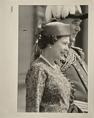 1985 Queen Elizabeth II Presents New Body Guard Standard Original Type 1 Photo