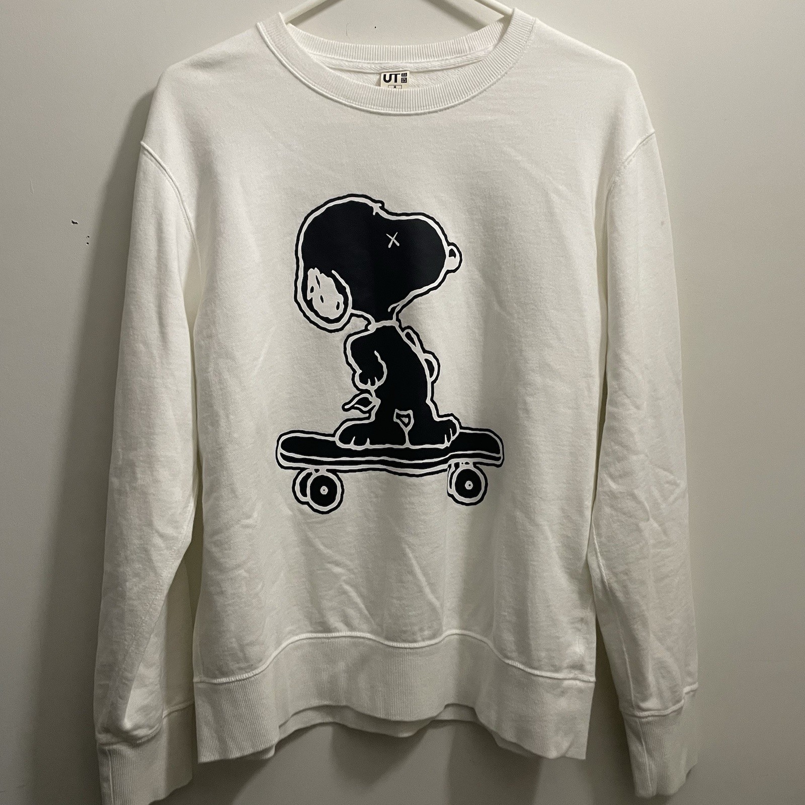 Kaws x Uniqlo x Peanuts Snoopy Skateboarding Sweatshirt White Sz Medium M
